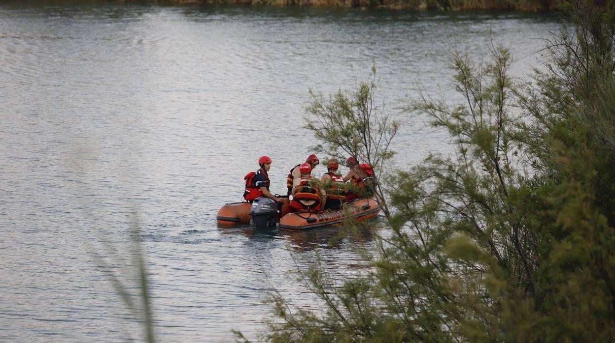 El dispositivo de búsqueda del joven desaparecido en el Lago Azul de Córdoba, en imágenes