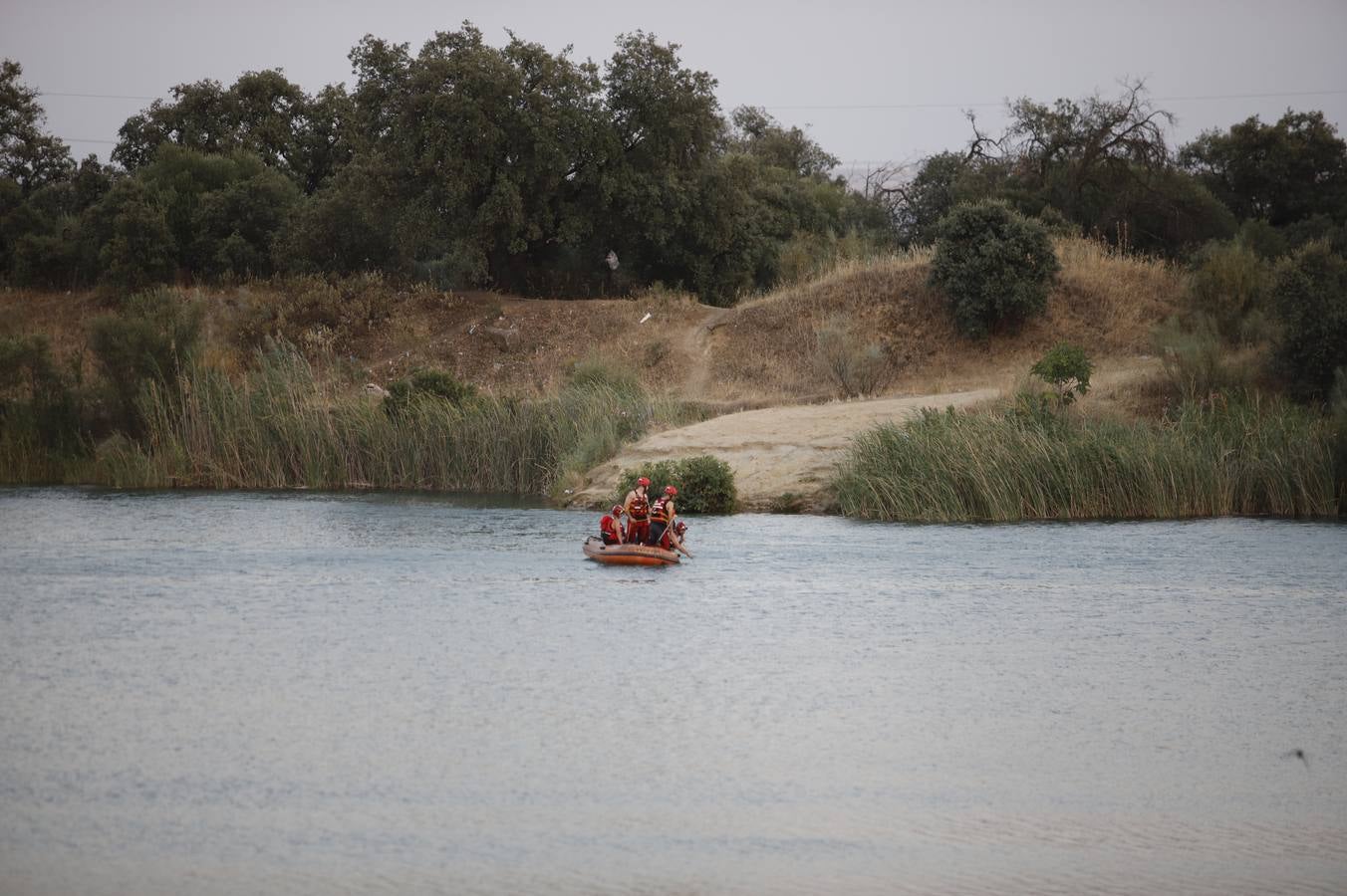 El dispositivo de búsqueda del joven desaparecido en el Lago Azul de Córdoba, en imágenes