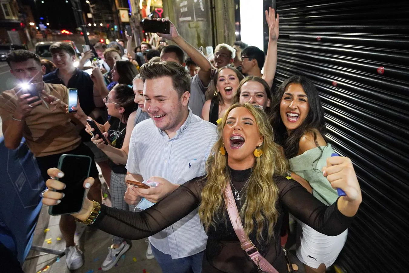 Ciudadanos británicos celebrando el fin de las restricciones en Londres. 