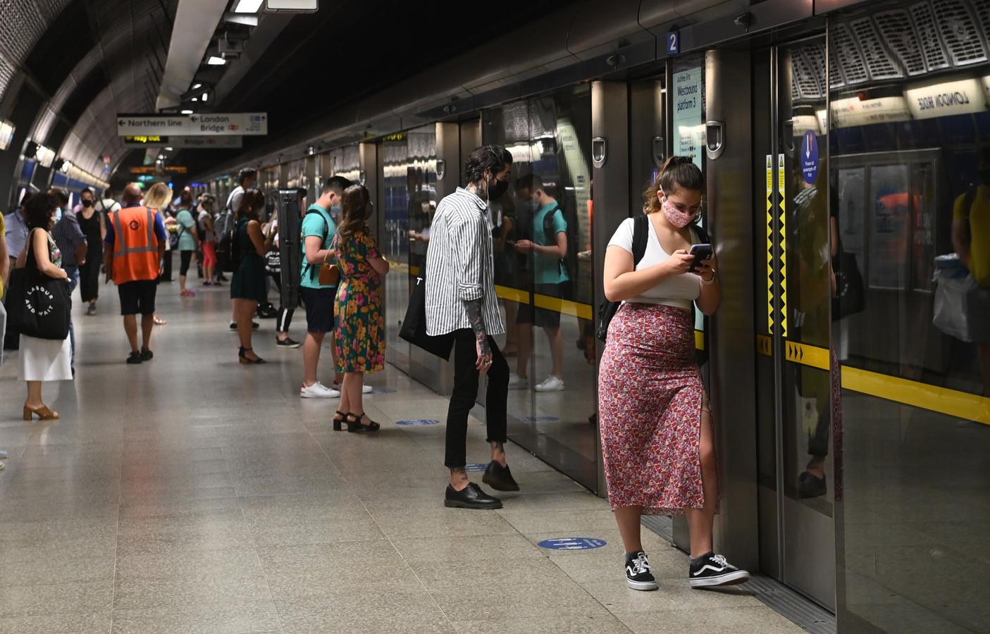 Los vacunados con la pauta completa pueden viajar a los países de la lista ámbar de Reino Unido, en la que se encuentra España, sin necesidad de guardar cuarentena a la vuelta. 