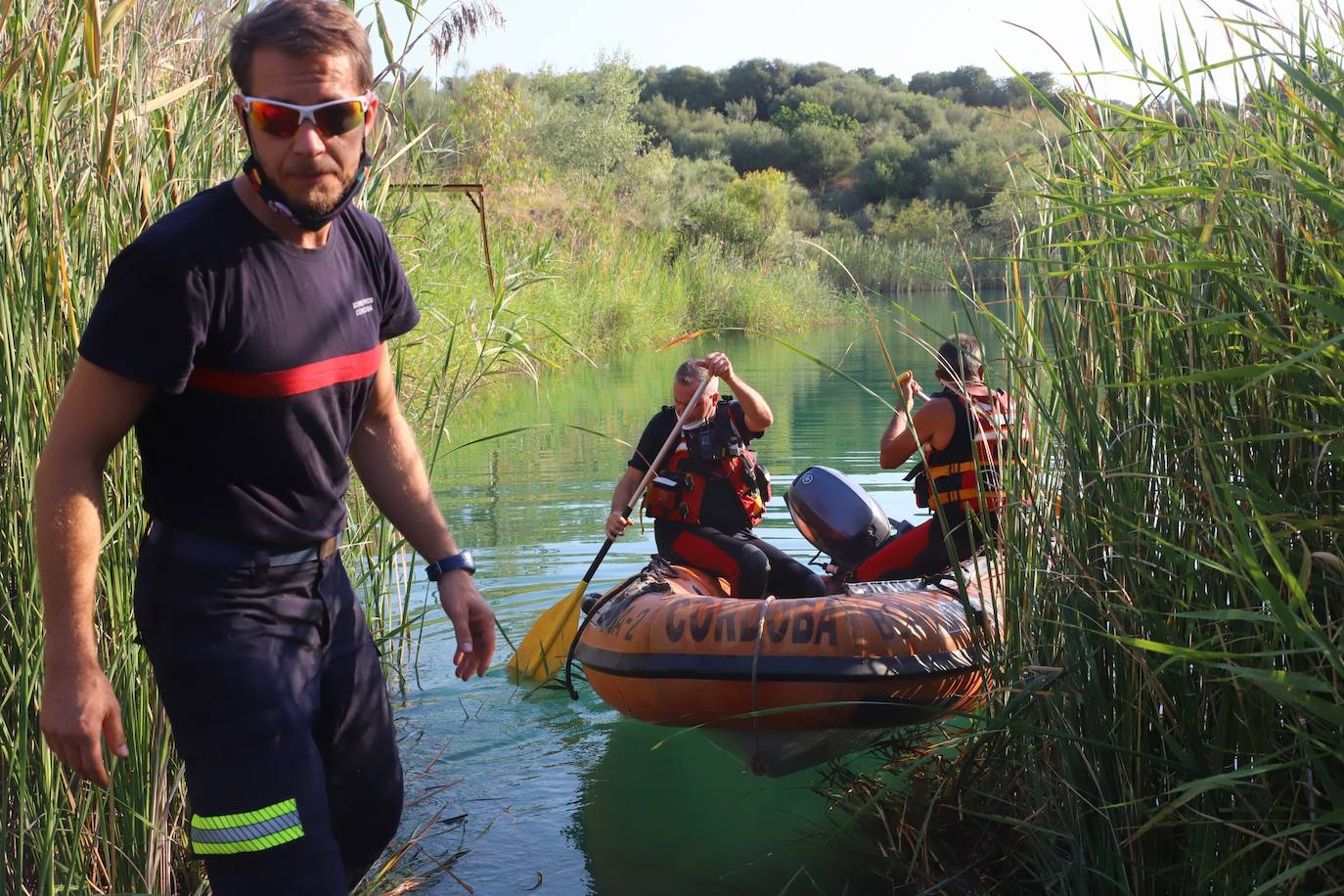 El dispositivo de búsqueda del joven desaparecido en el Lago Azul de Córdoba, en imágenes