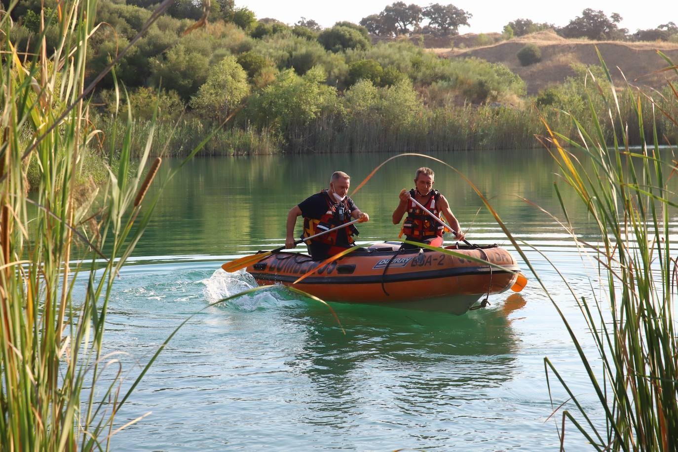 El dispositivo de búsqueda del joven desaparecido en el Lago Azul de Córdoba, en imágenes