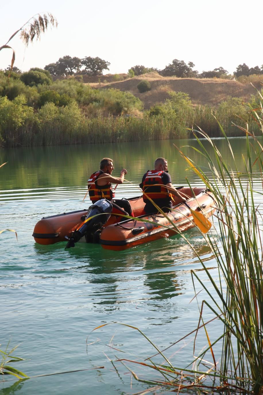 El dispositivo de búsqueda del joven desaparecido en el Lago Azul de Córdoba, en imágenes