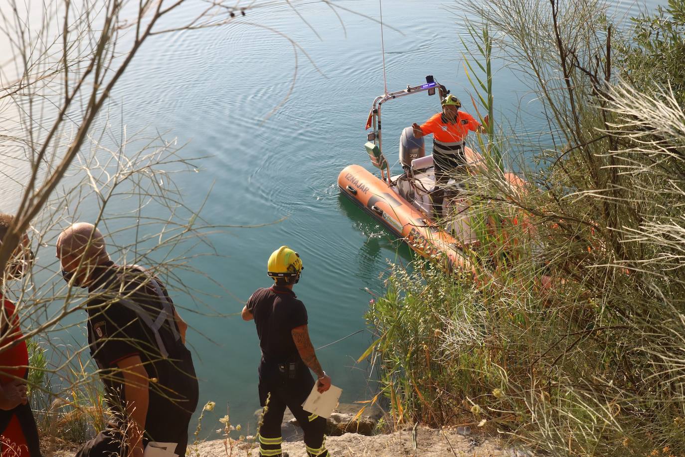 El dispositivo de búsqueda del joven desaparecido en el Lago Azul de Córdoba, en imágenes