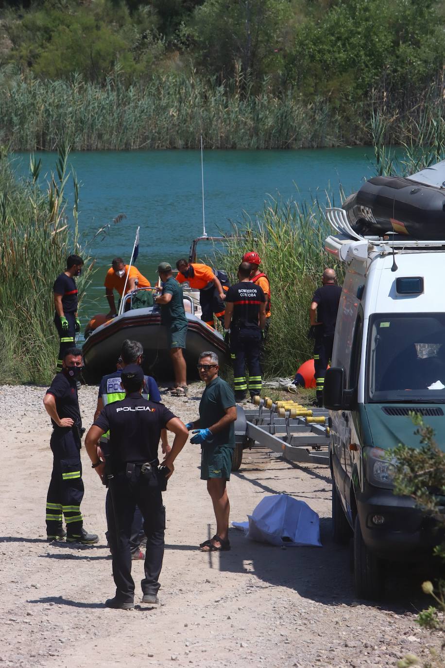 El hallazgo del cuerpo del joven desaparecido en el Lago Azul de Córdoba, en imágenes