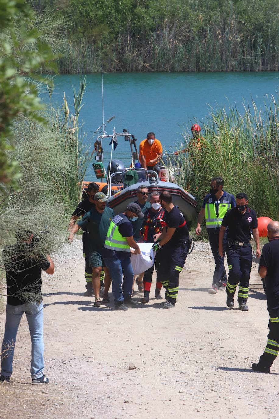 El hallazgo del cuerpo del joven desaparecido en el Lago Azul de Córdoba, en imágenes