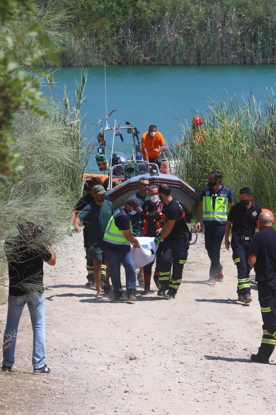 El hallazgo del cuerpo del joven desaparecido en el Lago Azul de Córdoba, en imágenes