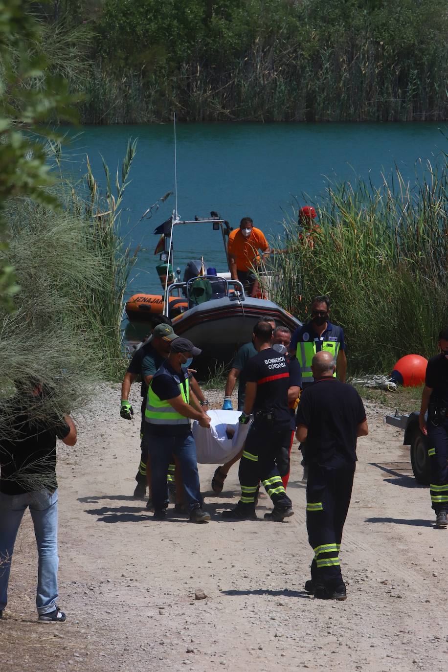 El hallazgo del cuerpo del joven desaparecido en el Lago Azul de Córdoba, en imágenes