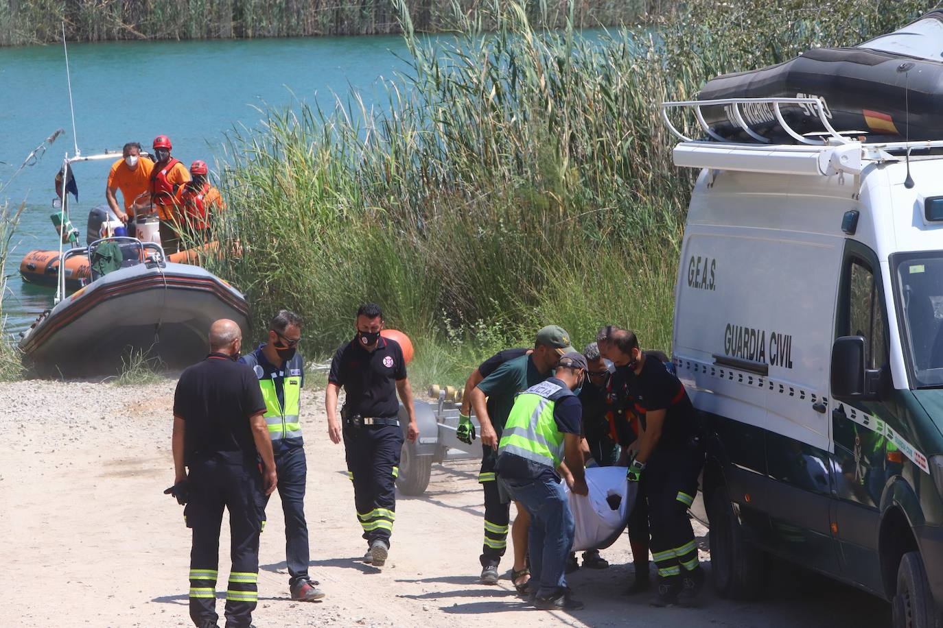 El hallazgo del cuerpo del joven desaparecido en el Lago Azul de Córdoba, en imágenes