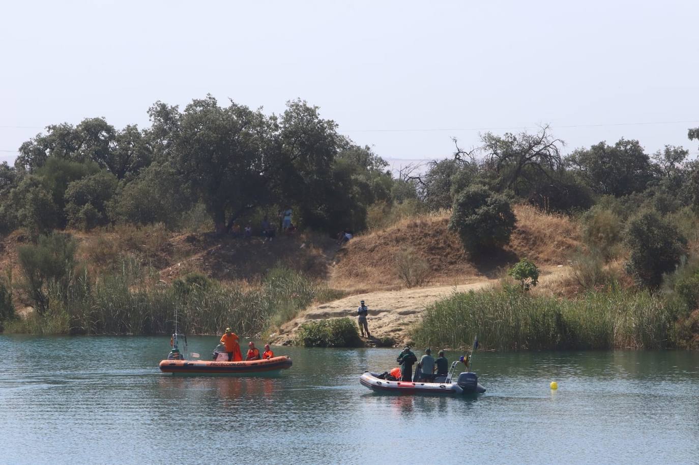 El dispositivo de búsqueda del joven desaparecido en el Lago Azul de Córdoba, en imágenes