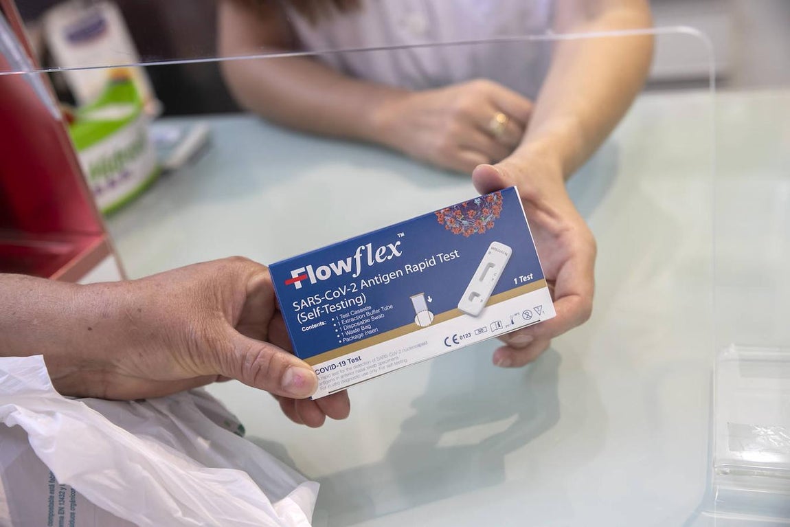 El primer día de venta de test del Covid sin receta en Córdoba, en imágenes