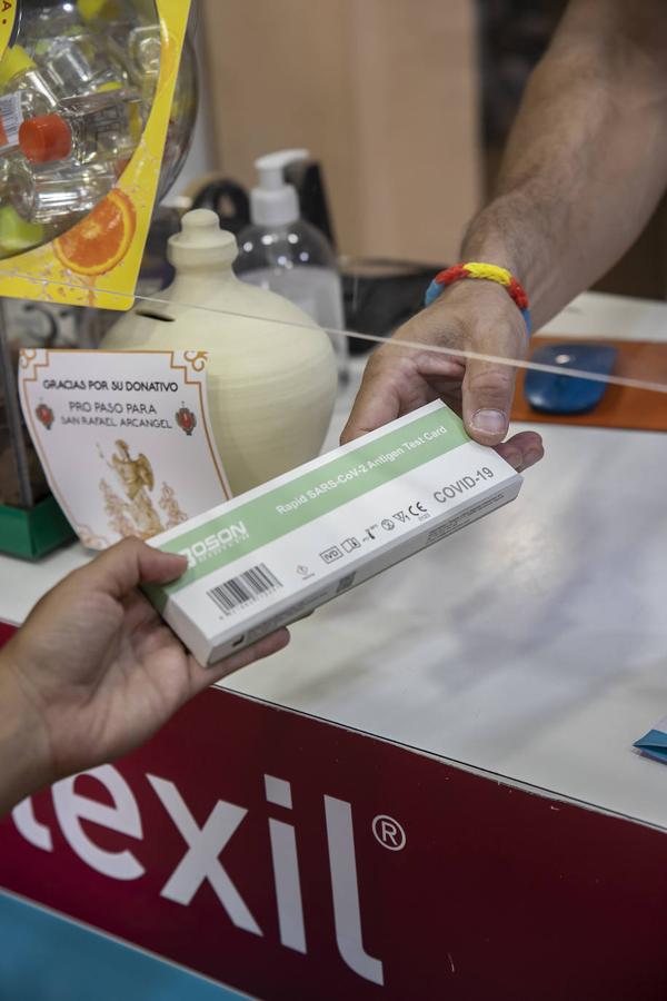 El primer día de venta de test del Covid sin receta en Córdoba, en imágenes