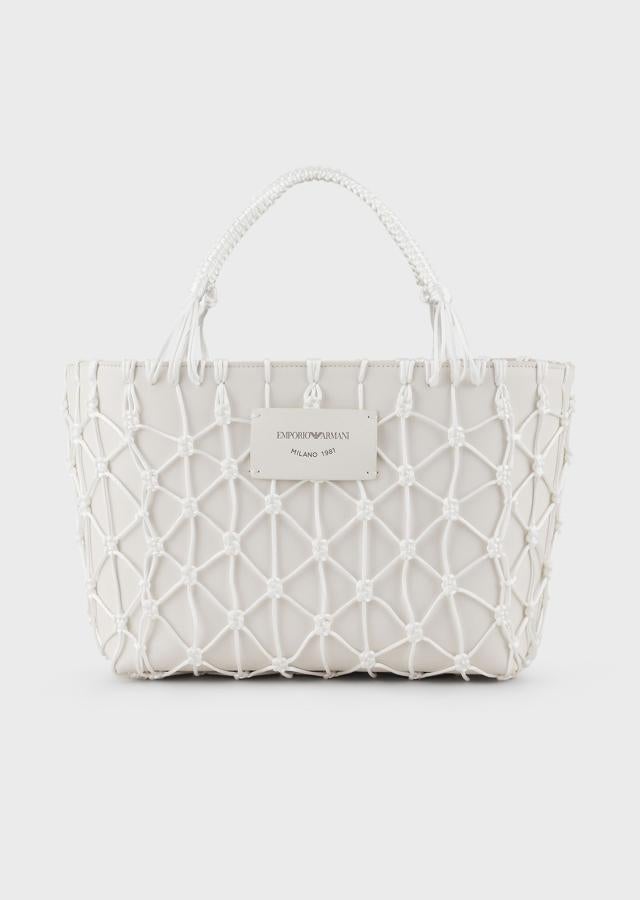 Armani. Bolso tipo 'shopper' de piel con malla trenzada en color blanco, modelo MyEA (precio: 444€/ antes: 740€)