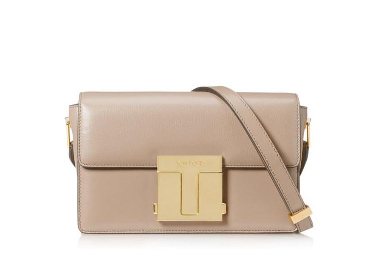 Tom Ford. Bolso de piel en color taupé con cierre dorado, modelo Shiny (precio: 1.325€/ antes: 2.650€)