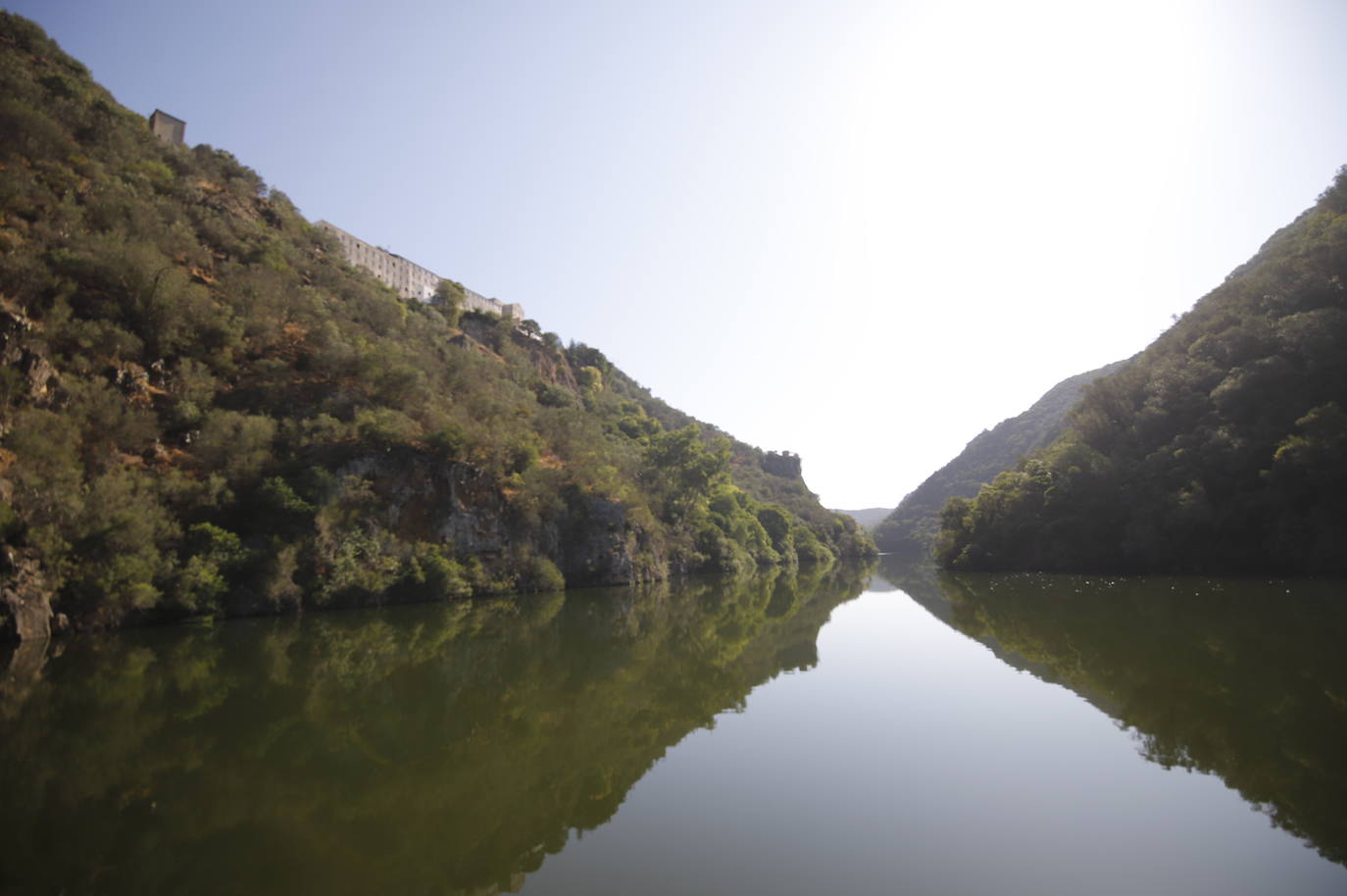 La primera ruta turística del barco solar de Hornachuelos por el Bembézar, en imágenes