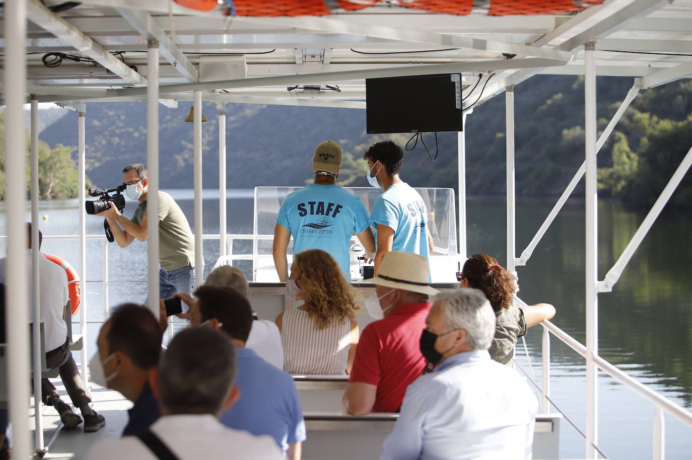 La primera ruta turística del barco solar de Hornachuelos por el Bembézar, en imágenes