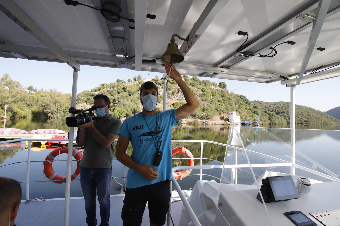 La primera ruta turística del barco solar de Hornachuelos por el Bembézar, en imágenes