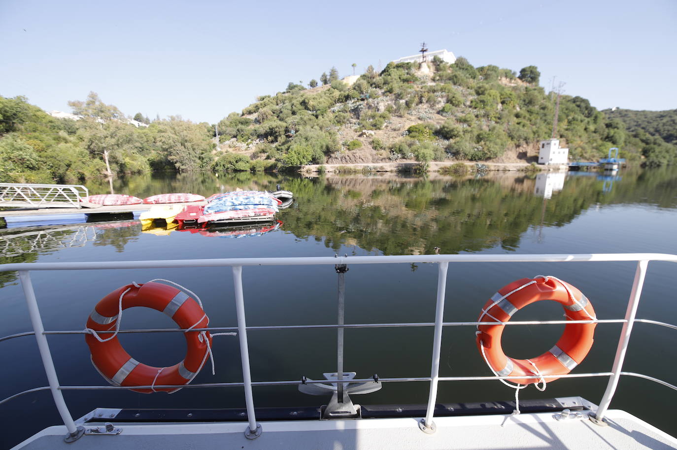 La primera ruta turística del barco solar de Hornachuelos por el Bembézar, en imágenes