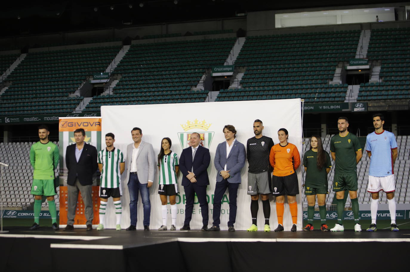 La presentación de las camisetas del Córdoba CF para la temporada 2021-2022, en imágenes