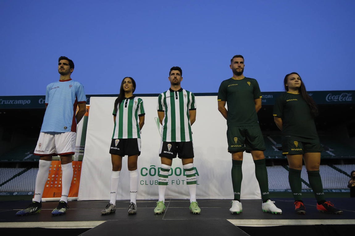 La presentación de las camisetas del Córdoba CF para la temporada 2021-2022, en imágenes