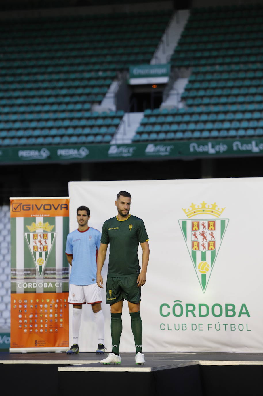 La presentación de las camisetas del Córdoba CF para la temporada 2021-2022, en imágenes