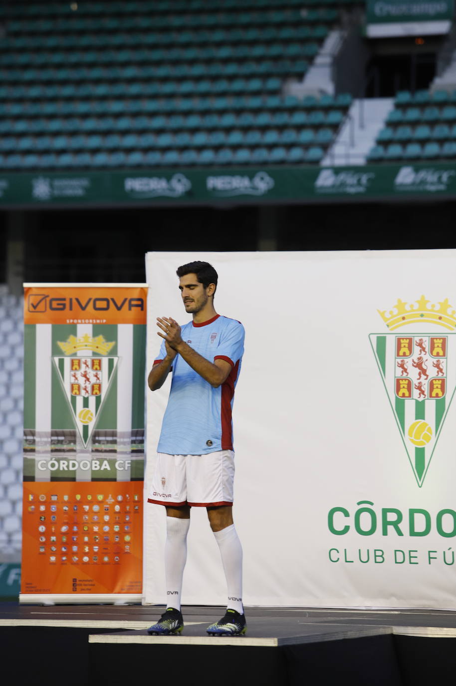 La presentación de las camisetas del Córdoba CF para la temporada 2021-2022, en imágenes