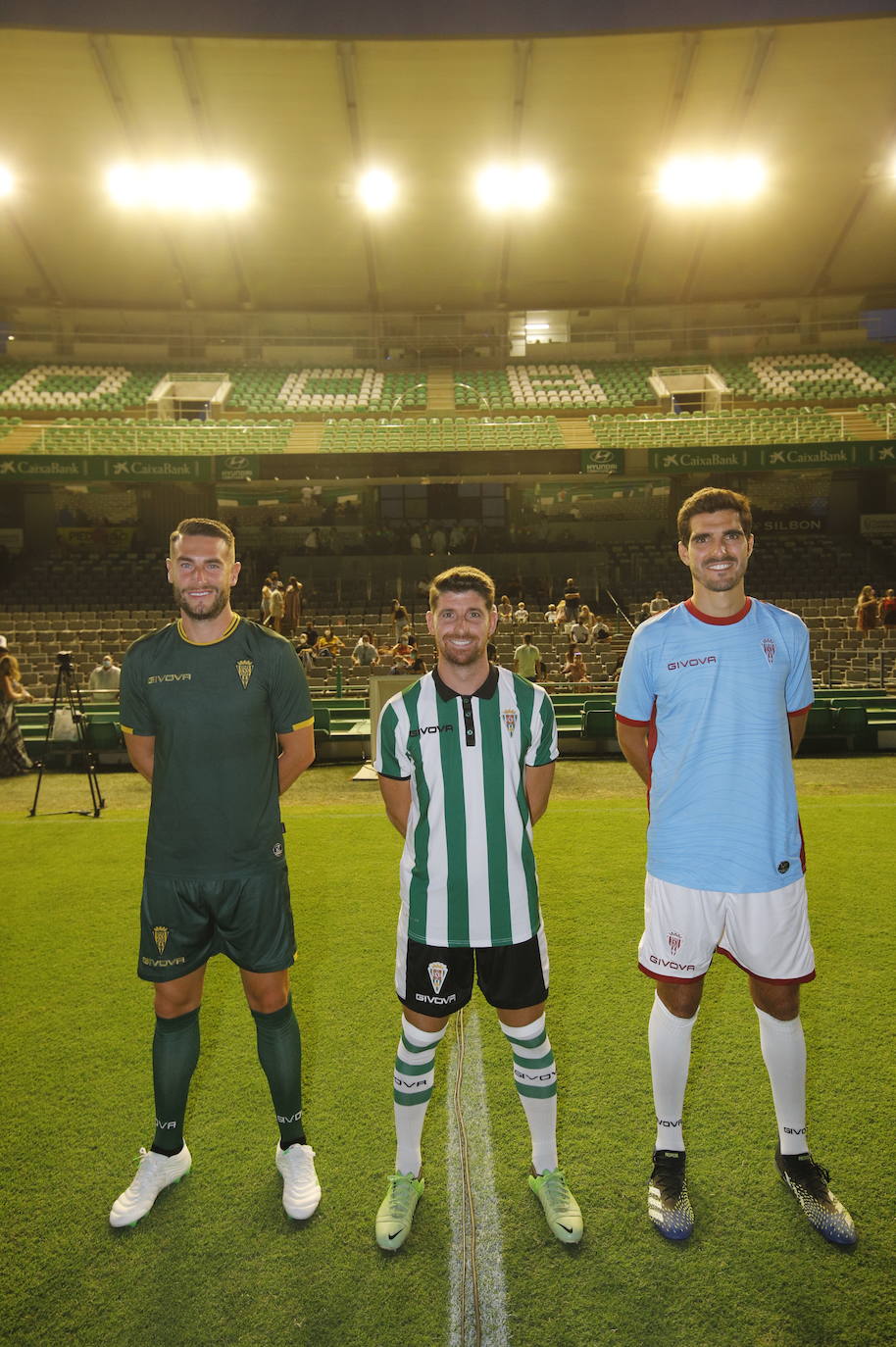 La presentación de las camisetas del Córdoba CF para la temporada 2021-2022, en imágenes
