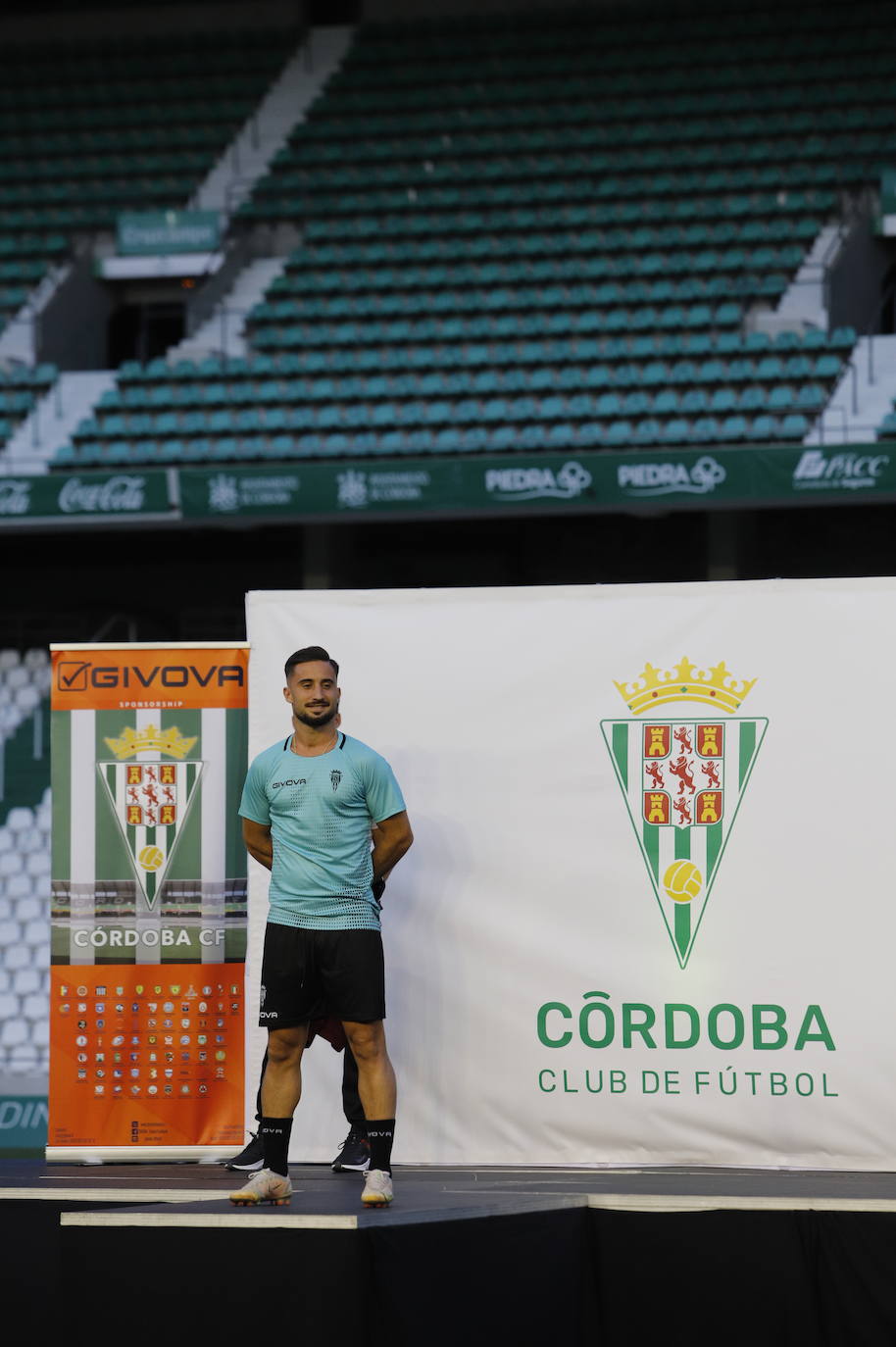 La presentación de las camisetas del Córdoba CF para la temporada 2021-2022, en imágenes