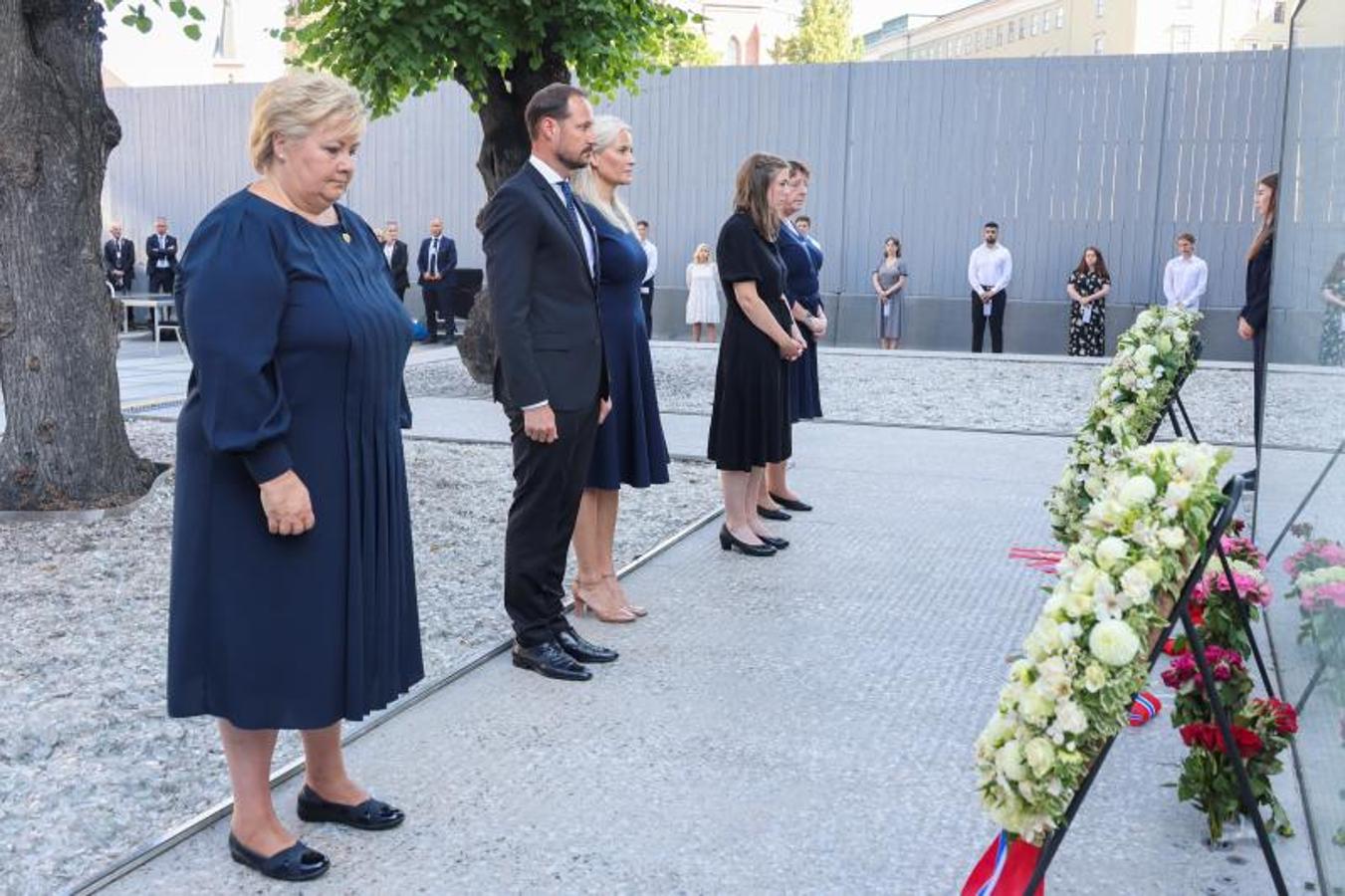 De izquierda a derecha, la Primera Ministra Erna Solberg, el Príncipe Heredero Haakon Magnus, la Princesa Heredera Mette-Marit, la Líder de la Liga Juvenil de Trabajadores (AUF) Astrid Hoem y la líder del Grupo Nacional de Apoyo Lisbeth Kristine Royneland. 