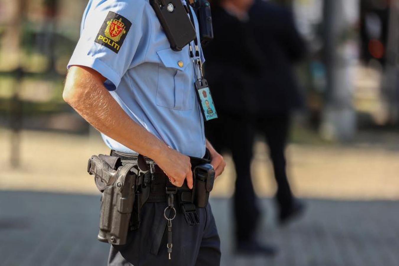 La policía armada se encuentra frente a la Catedral de Oslo. Los eventos conmemorativos nacionales se llevarán a cabo durante todo el día en Oslo y en el municipio de Hole. 