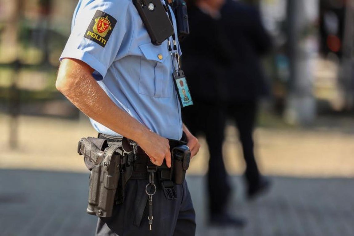 La policía armada se encuentra frente a la Catedral de Oslo. Los eventos conmemorativos nacionales se llevarán a cabo durante todo el día en Oslo y en el municipio de Hole. 