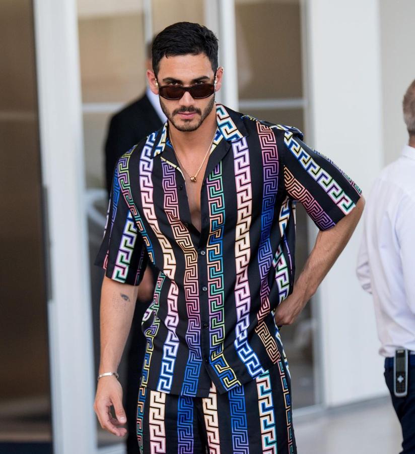 Alejandro Speitzer. Bien podríamos haber puesto en la lista a Miguel Ángel Silvestre en lugar de al actor mexicano porque es irremediable que nuestro cerebro trace paralelismos estéticos entre ellos, pero dado que al actor español lo conoces de sobra, hemos querido ofrecerte otra alternativa en la que inspirarte si te gusta llevar el pelo muy corto. La clave para lucirlo como el intérprete mexicano es mantener siempre muy actualizado el corte. Para ello, te tocará ir de forma frecuente a la peluquería.