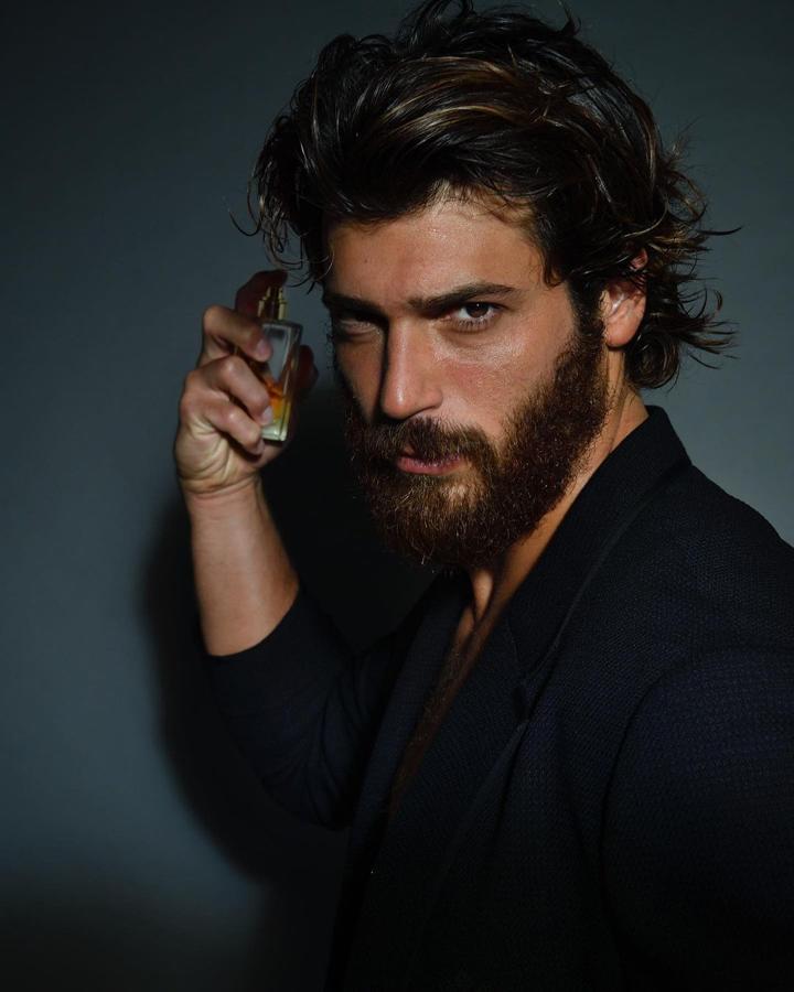 Can Yaman. El actor turco de moda (como los culebrones originarios de su país) lleva el pelo de una forma que no todos los hombres pueden imitar por la cantidad que tiene y la forma que dibuja el suyo en particular de manera natural. Pero si tienes la suerte de tener tal cantidad de pelo y que se mantenga más bien liso cuando crece, no hay duda de que el corte de pelo del artista turco es una fuente de inspiración obligada.