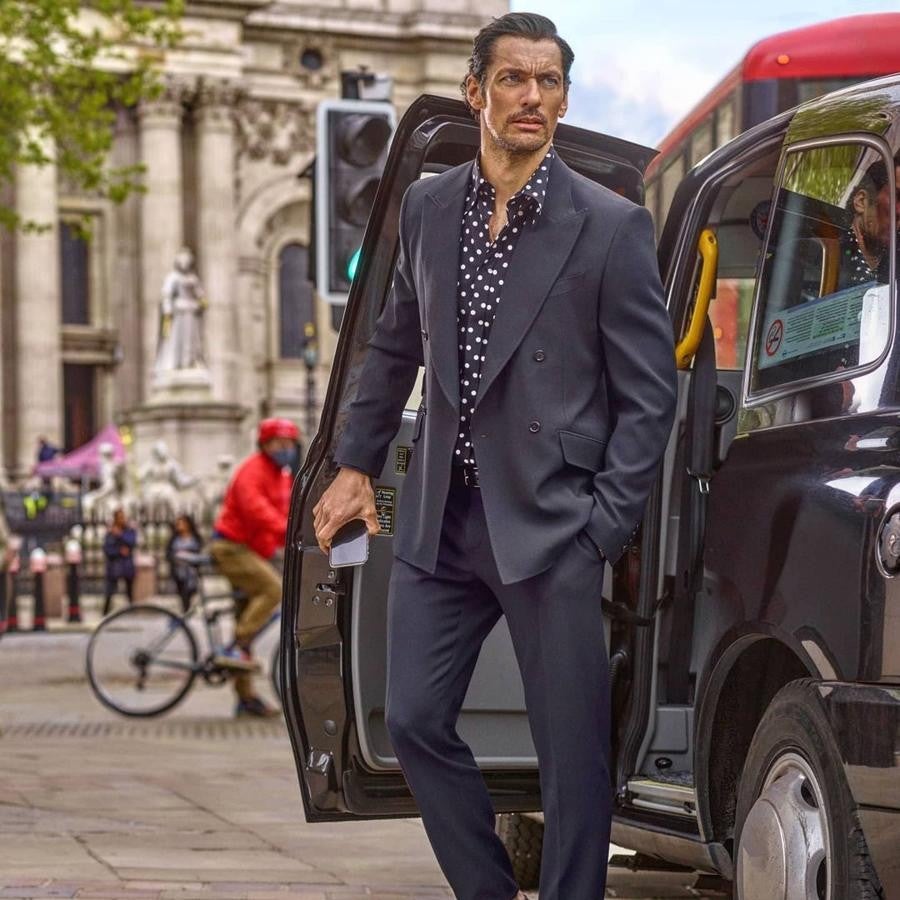 David Gandy. Si te gusta el pelo corto y no arriesgar, el peinado de hombre maduro del modelo David Gandy es tu inspiración. Ligeramente más rígido que la tendencia por apostar por lo natural, “mejor peinado”, dicho de una forma coloquial, es un corte a tijera donde la parte superior está más larga que los laterales y la nuca, de ahí que se cree un ligero tupé al peinarlo con raya al lado.
