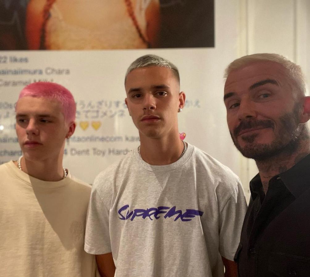 Los Beckham. David Beckham es probablemente el hombre famoso más camaleónico por ser el que más cambia de corte de pelo. Su último look es una vuelta a su juventud ya que ha elegido teñirse y raparse al mismo tiempo. Lo ha hecho a juego con dos de sus hijos, Romeo, rubio como su padre, y Cruz, que luce el pelo Rosa, uno de los tonos que ha dejado de ser extraño ver en la cabeza de los hombres jóvenes en los últimos tiempos.