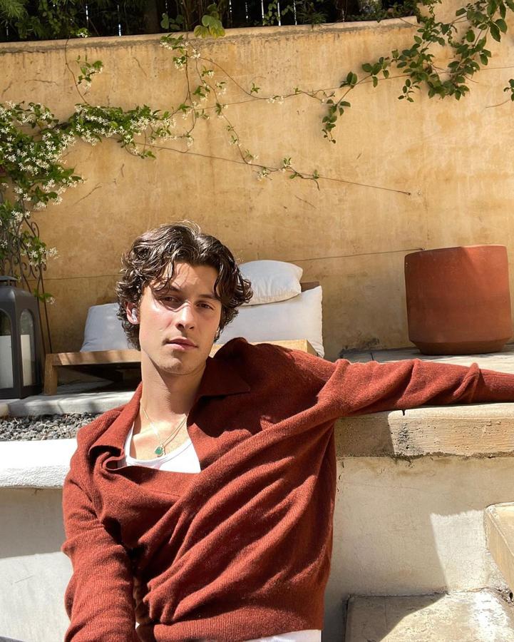 Shawn Mendes. La raya al medio asoma de nuevo la cabeza. Cuando parecía que se había perdido con la madurez de los millenial, el cantante Shaun Mendes ha decidido recuperarla para peinar su peculiar pelo, donde las ondas y el volumen son protagonistas. El corte de pelo de Mendes cumple con las características que más se ven entre los hombres del momento. Una de sus ventajas, aunque da más calor, es que ofrece más alternativas, y prueba de ello es que el propio Shaun no siempre se lo peina con raya al medio.