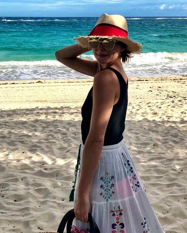 Moño bajo con sombrero. Además de utilizar protectores capilares, conviene cubrir el pelo con sombreros y gorros para protegerlo del sol, sobre todo si está teñido. Olivia Palermo elige un moño bajo semideshecho y un sombrero para ir a la playa con estilo y de paso asegurar una buena protección a su melena con mechas.