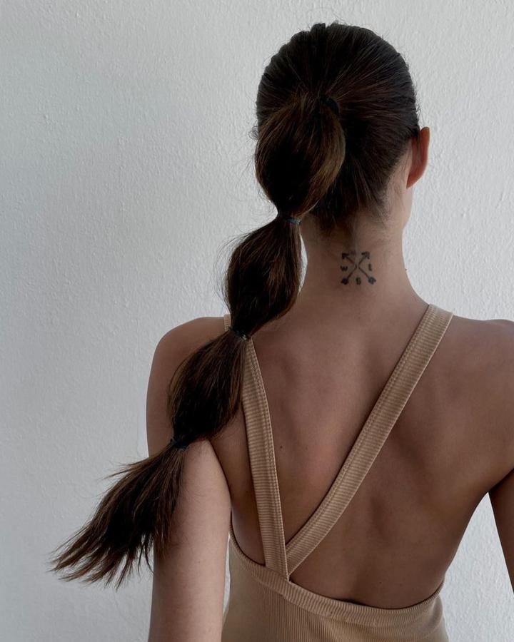 Coleta de burbujas. Un peinado más sofisticado y que también se lleva mucho este verano es la coleta de burbujas. Perfecto para una velada de verano y también para ir a la playa o a la piscina. Rocío Crusset es una de las famosas que se ha apuntado a él. Solo hay que hacer una coleta e ir añadiendo gomas, ahuecando cada sección.