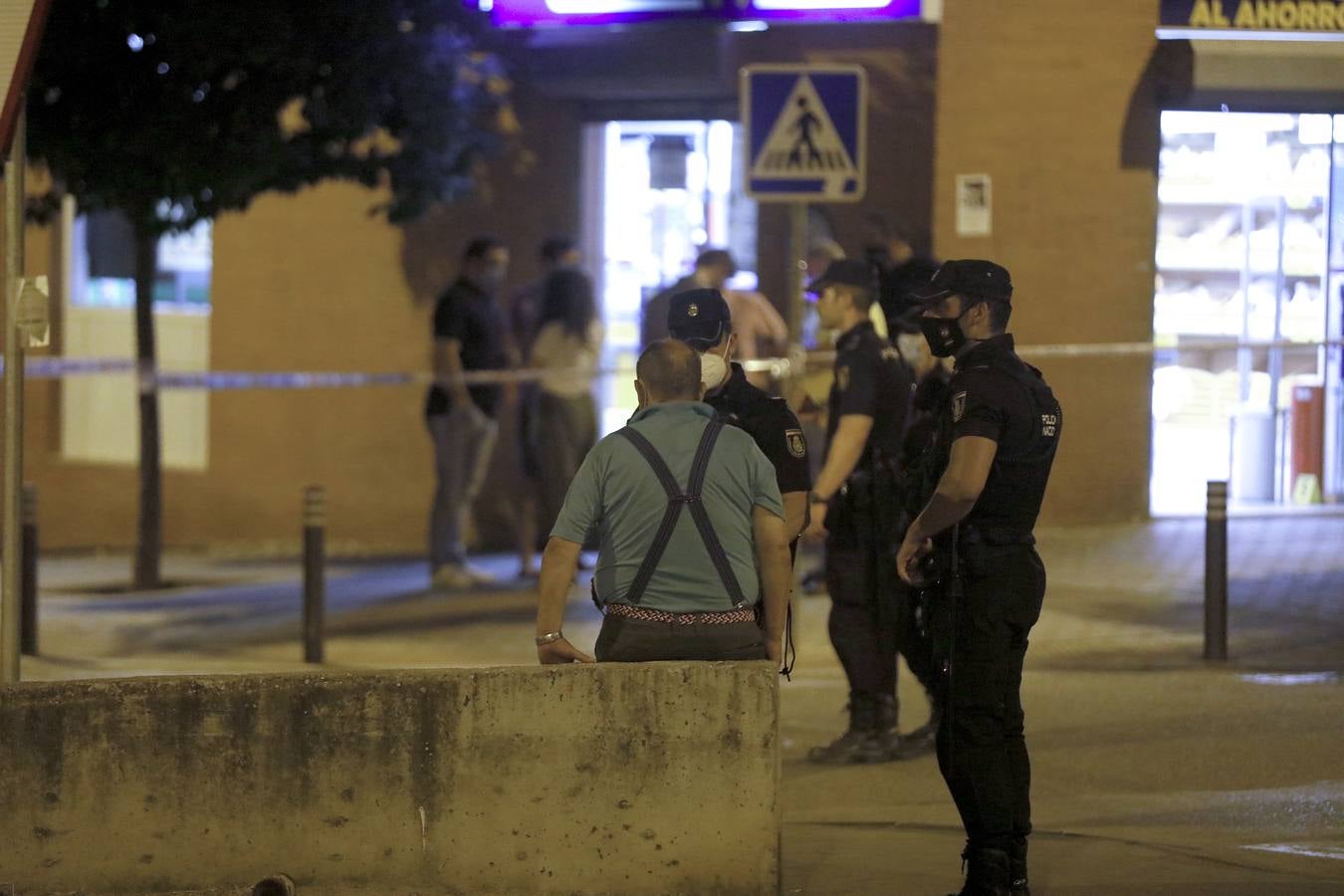 Así abatió la Policía Local de Sevilla a un atracador en un supermercado en Amate