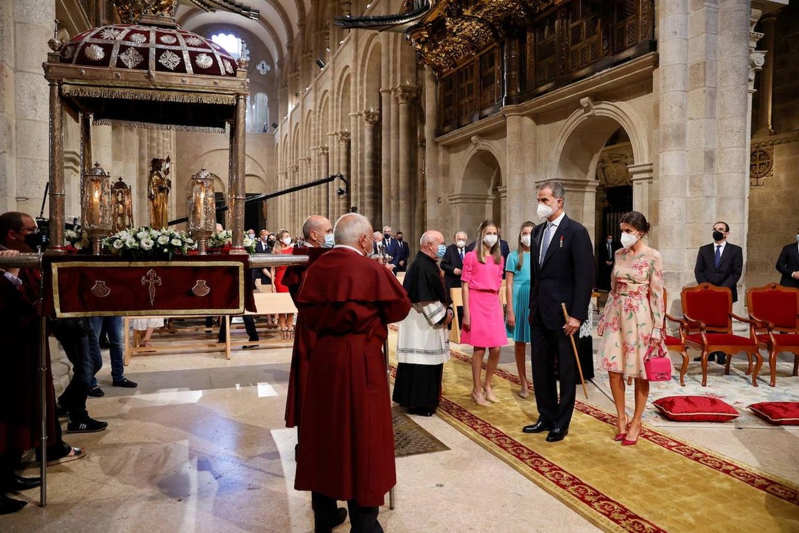 La pandemia de Covid, inmersa en plena quinta ola —tercera en la Comunidad—, obliga, por segundo año, a extremar las precauciones y pone un cierto freno en el día grande de Galicia. 