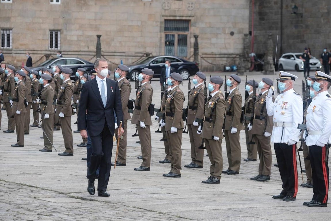 Tras vivas al Rey y después de sonar el himno nacional, Don Felipe ha pasado revista a las tropas, compuestas por la compañía de honores de la Brilat y una sección de infantería de la marina de Ferrol. 