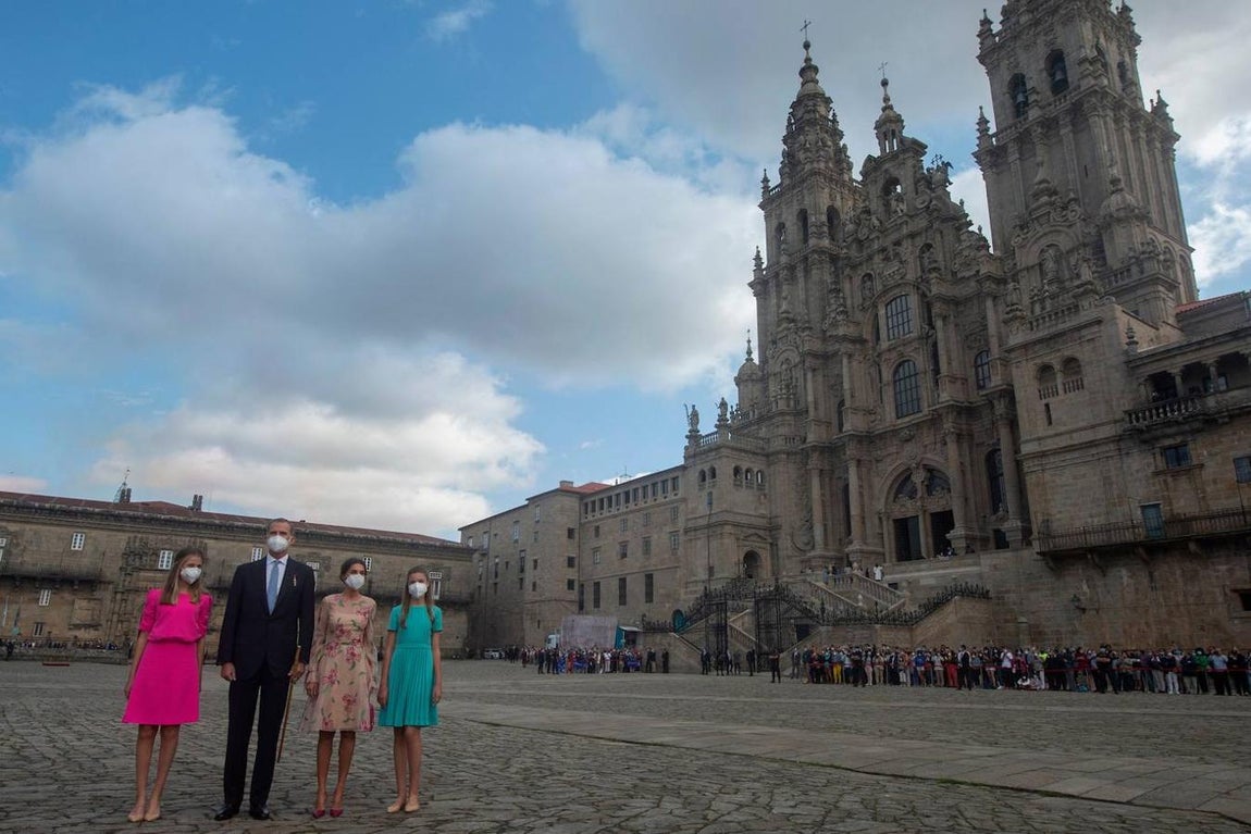 En la parte de su invocación al Apóstol, patrón de España, leída en lengua gallega, el Rey se ha referido a las «lenguas y culturas» de España, que es «una obra colectiva en la que los sueños de muchos antepasados se plasmaron en una convivencia democrática». 