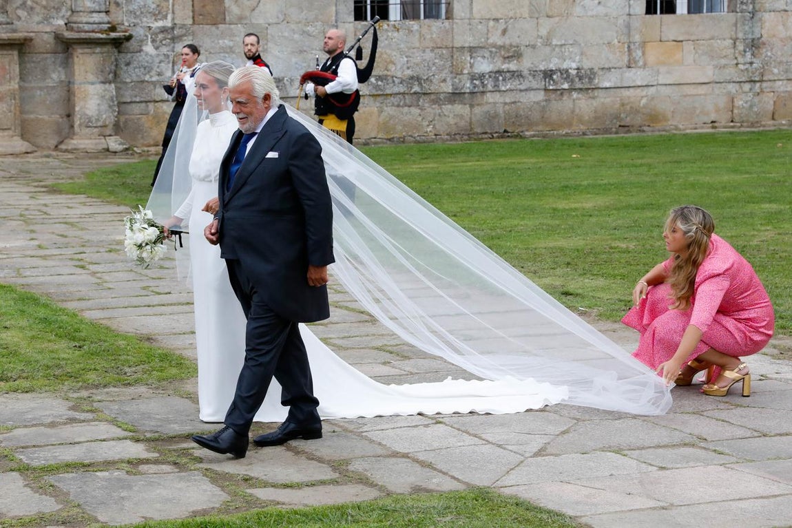 Un estilismo elegante y de aires clásicos para la ceremonia religiosa a la que llegó del brazo de su padre, el abogado Ramón Bárcena.