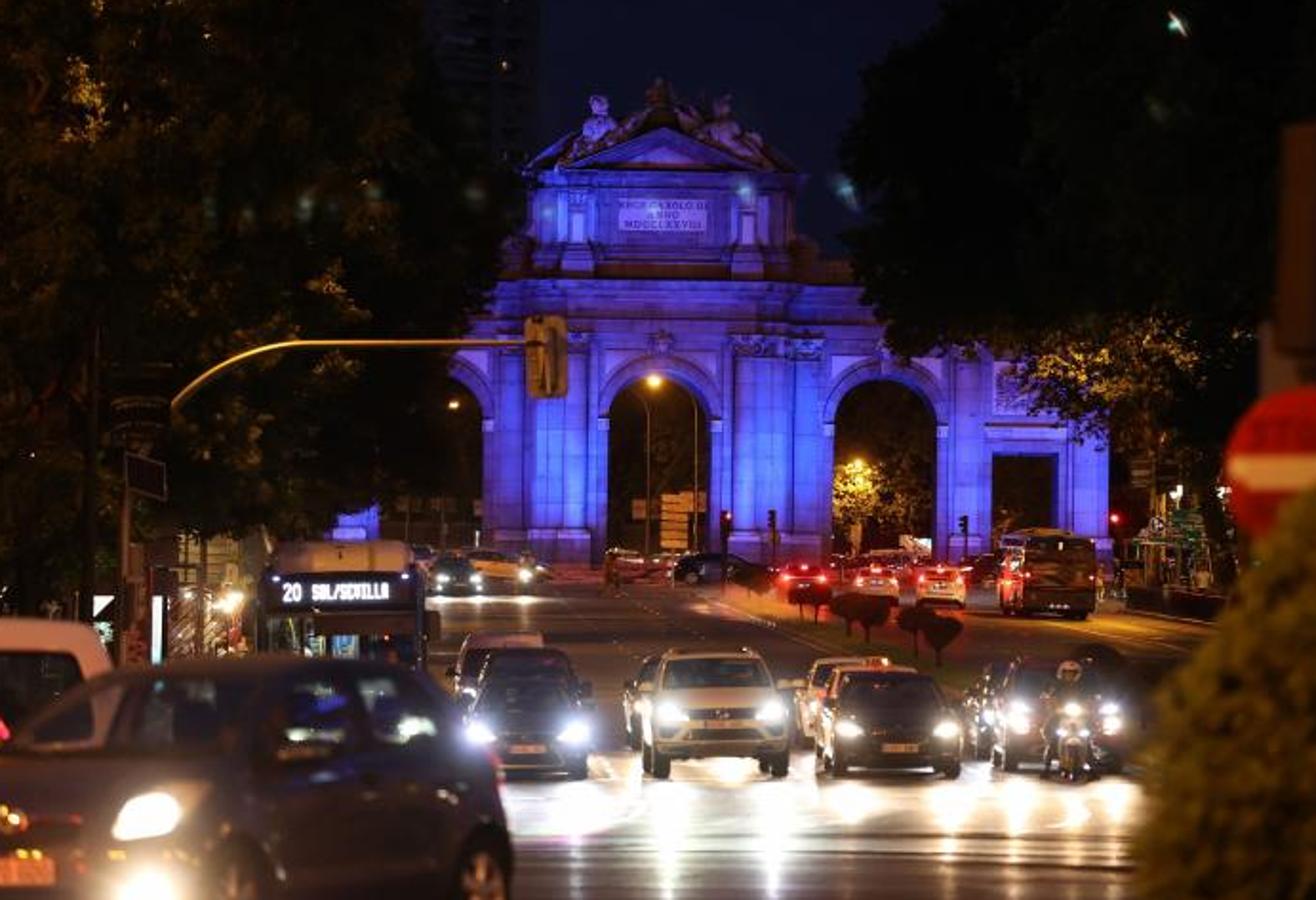 La Puerta de Alcalá, iluminada este domingo para celebrar el nombramiento del eje Prado-Retiro como Patrimonio Mundial. 