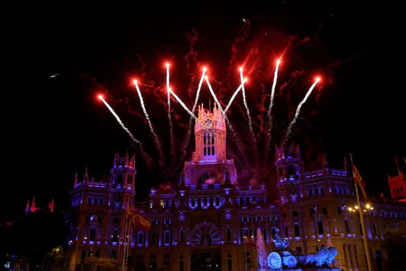 Fuegos artificiales en la sede del Ayuntamiento de Madrid para celebrar la victoria de la candidatura del eje Prado-Retiro. 