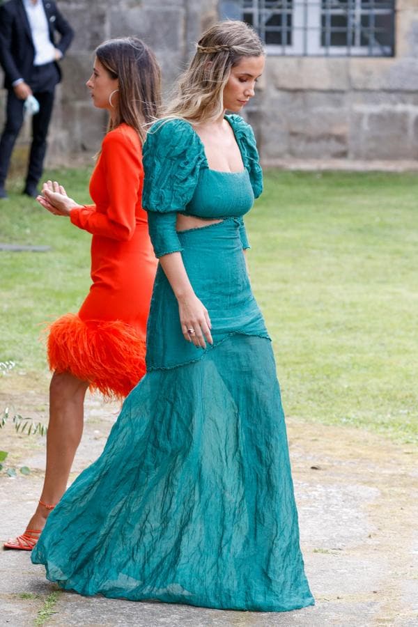 María Pombo eligió un vestido 'cut out' con mangas abullonadas en color verde realizado en lino de la firma Redondo Brand.