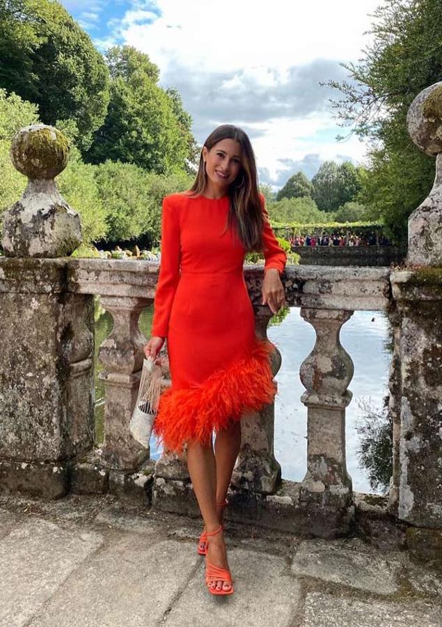 María Valdés con un diseño confeccionado en crepe con detalle de pluma de avestruz y bajo asimétrico también de la firma Redondo Brand.