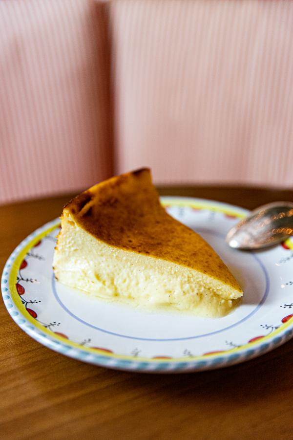 Bel Mondo. El restaurante italiano de moda de Madrid celebra el Día de la tarta de queso con uno de sus postres más emblemáticos. 'Te queso mucho' es uno de los postres por excelencia del famoso restaurante, una tarta horneada y jugosa que promete un gran final de velada.