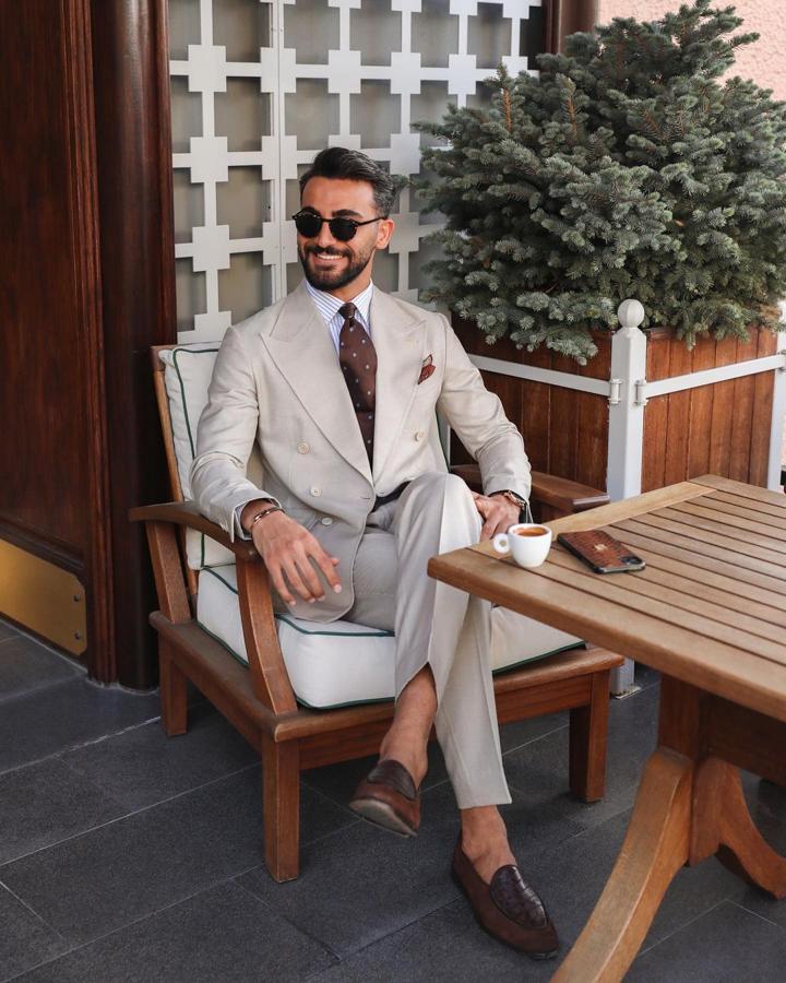 Que el traje azul marino es el recurso más efectivo a la hora de acudir como invitado a una boda nadie lo pone en duda pero, basta ya de convencionalismos y de limitarnos a una única opción. Después de más de año en el que nuestra agenda social se había visto reducida a videollamadas o encuentros breves tras mascarillas, toca volver a verse las caras y recuperar el tiempo perdido. Y esas ganas de volver a celebrar son las que nos han llevado a seleccionar trajes que quizá nunca te hubieras planteado lucir en una ceremonia hasta ahora, pero que prometen ser grandes aliados para sorprender en cualquier evento