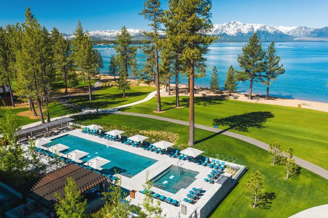 Edgewood Tahoe Resort, en Stateline (EEUU). A orillas del Lago Tahoe, en Estados Unidos, en medio de un paisaje espectacular, encontramos la piscina climatizada de Edgewood Tahoe Resort, un hotel que atrae a viajeros de todo el mundo tanto en verano como en invierno por su exquisita combinación de actividades al aire libre, relax y estilo alpino.